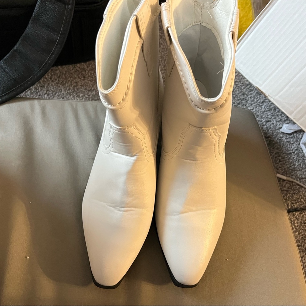 Solemates size 7 White Cowgirl Ankle Boots